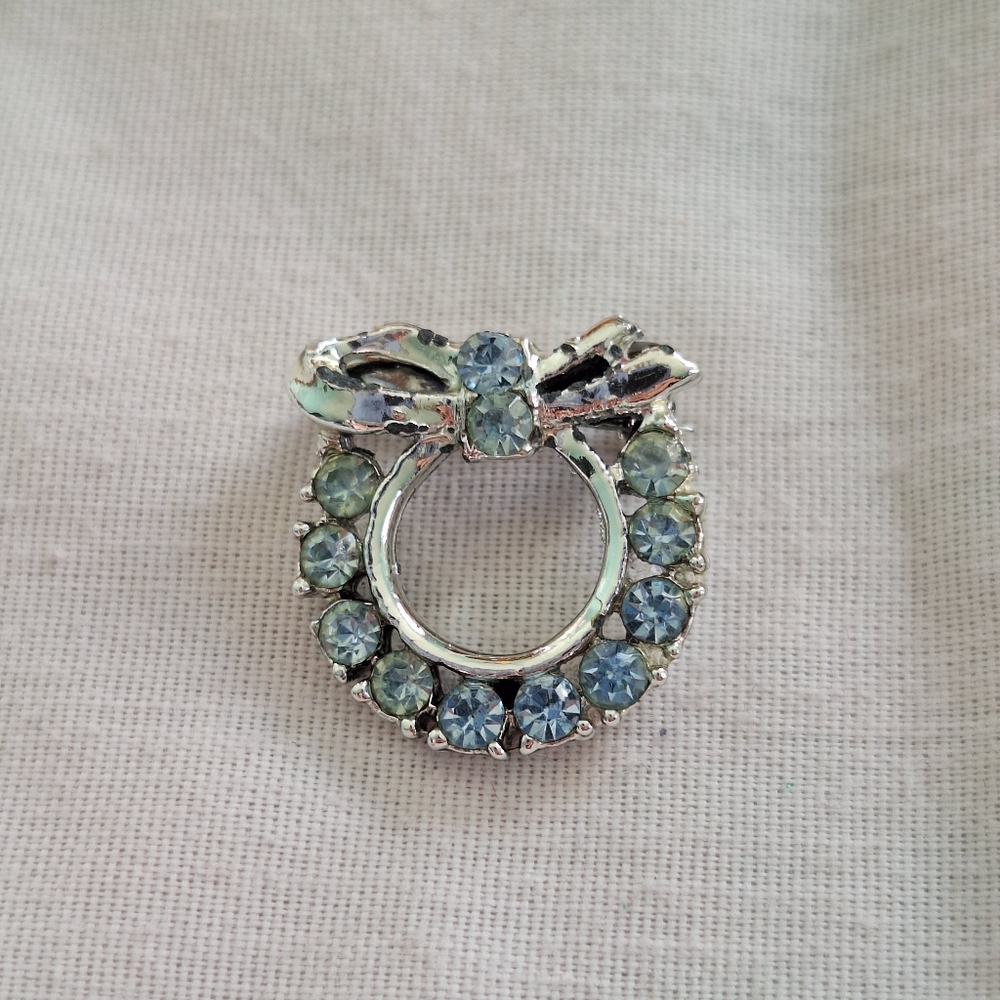 Silver wreath brooch with blue stones